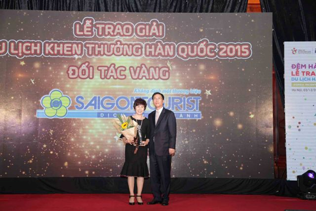 Trưởng đại diện Tổng cục Du lịch Hàn Quốc tại Việt Nam, Kang Sungghil trao giải Đối tác vàng cho đại diện Công ty Dịch vụ Lữ hành Saigontourist